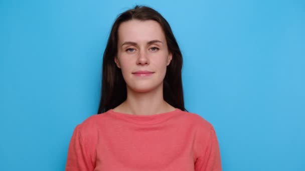 Portret Van Vrolijke Optimistische Jonge Vrouw Heft Handpalmen Van Vreugde — Stockvideo