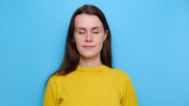 Portret Van Een Mooie Jonge Vrouw Toont Hartgebaar Borst Hartstochtelijk — Stockvideo