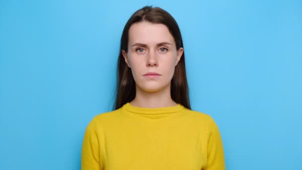 Portret Wystraszonej Młodej Kobiety Podglądającej Przez Palce Jest Przerażony Gapi — Wideo stockowe