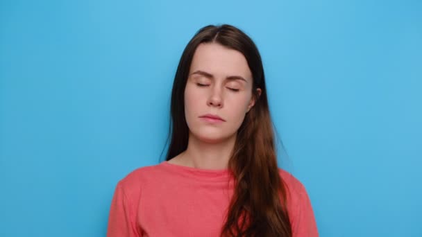 Mujer Joven Agotada Sintiéndose Aburrida Falta Motivación Apatía Usa Suéter — Vídeos de Stock