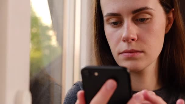 Close Retrato Agradável Jovem Segurando Smartphone Nas Mãos Relaxando Peitoril — Vídeo de Stock