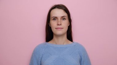 Heyecanlı neşeli esmer kadın portresi, neşeli bir ifade, tezahürat ve yumruklar, başarısını kutlayan, pembe stüdyo arka planında izole edilmiş, çekici bir görünüm. Kavram başarısı