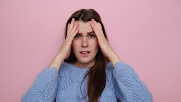 Nervöse Verwirrte Frau Fasst Sich Den Kopf Hat Schreckliche Schmerzen — Stockvideo