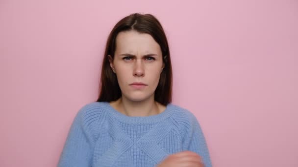 Malheureuse Jeune Femme Millénaire Bouleversée Garde Les Mains Croisées Sur — Video