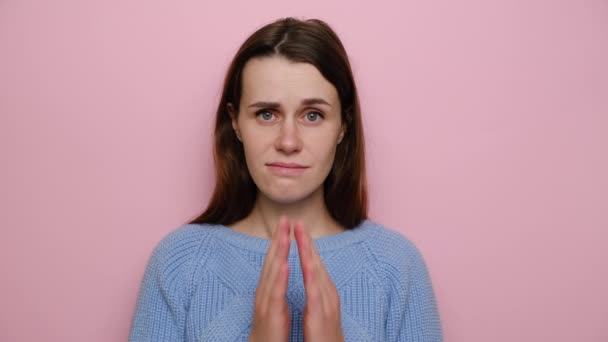 Retrato Bela Morena Jovem Isolada Fundo Rosa Unindo Mãos Gesto — Vídeo de Stock