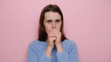 Endişeli esmer kadın gergin, ayrılmayı ya da boşanmayı düşünüyor, pembe arka planda izole edilmiş bir süveter giyiyor. Endişeli kız, depresyondan muzdarip, yanlış karar için endişeleniyor.