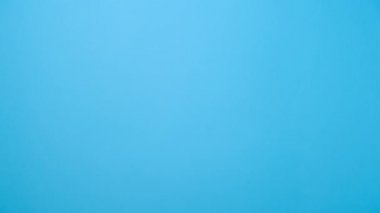 Fotokopi alanını genişleten ve reklam için mavi stüdyo arka planında izole edilmiş tanınmayan genç kadın ellerine yakın çekim. Metin ya da görüntü için yer var. Vücut dili kavramı