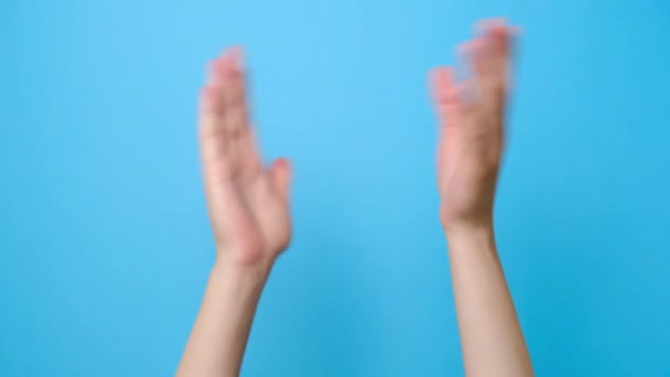 在蓝色摄影棚的背景下 女性的手握着掌声拍手拍手 为广告提供复制空间 带有文字或图像的位置 身体语言概念 — 图库视频影像