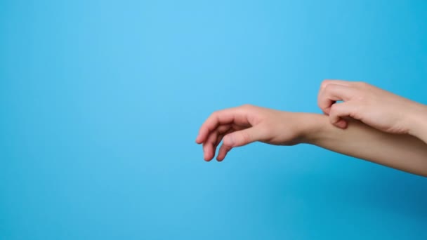 Close Unrecognizable Young Woman Scratches Her Hands Isolated Blue Studio — Vídeo de Stock