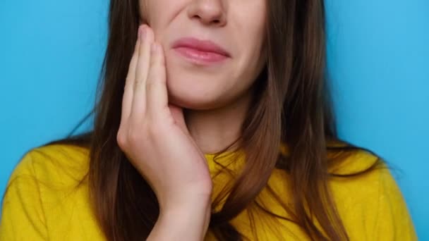 Вырезанный Выстрел Несчастная Молодая Женщина Касается Щеки Страдает Зубной Боли — стоковое видео