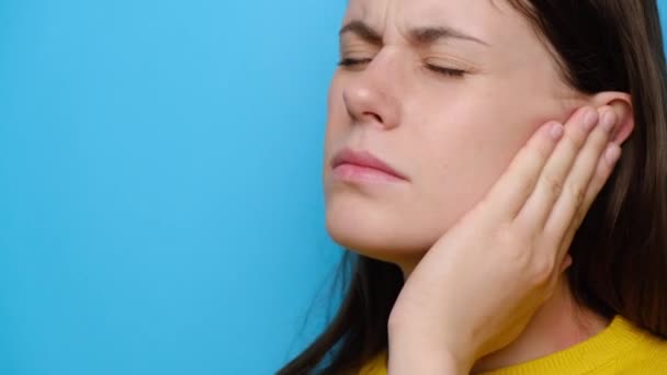 Gros Plan Une Jeune Femme Stressée Fronçant Les Sourcils Sentant — Video