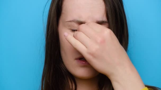 Primer Plano Joven Morena Cansada Masajeando Puente Nasal Sintiendo Tensión — Vídeo de stock