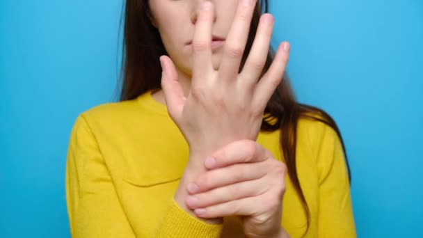 Coupé Coup Jeune Femme Malheureuse Souffrant Douleur Main Poignet Porte — Video