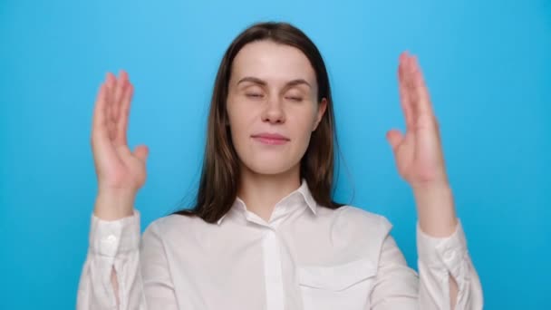 Překvapená Mladá Žena Izolované Modrém Pozadí Studia Ukazující Velké Gesto — Stock video