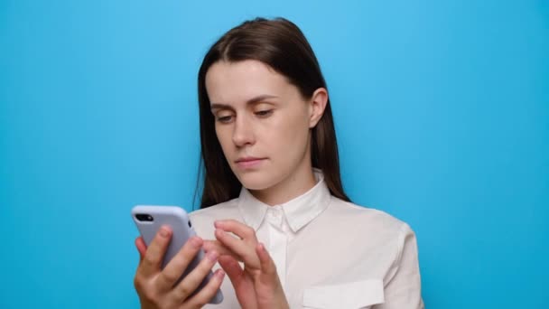 Rapariga Morena Irritada Conversando Com Namorado Usando Telefone Celular Vestido — Vídeo de Stock