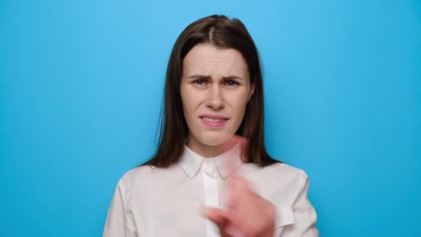 Retrato Menina Olhando Para Câmera Acenando Mãos Não Quero Ouvir — Vídeo de Stock