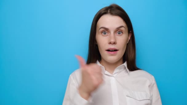 Mladá Běloška Ukazuje Prstem Prázdné Místo Brunetka Dívka Aby Ticho — Stock video