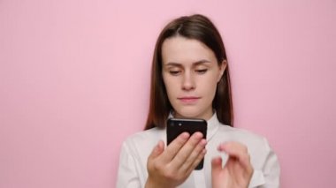 Telefonu elinde tutan çekici kız akıllı telefondan sanal dijital ses asistanını etkinleştir, sesli mesaj kaydeden kadın, arkadaşlarıyla online veya hoparlörden sohbet et, pembe arka planda izole edilmiş.