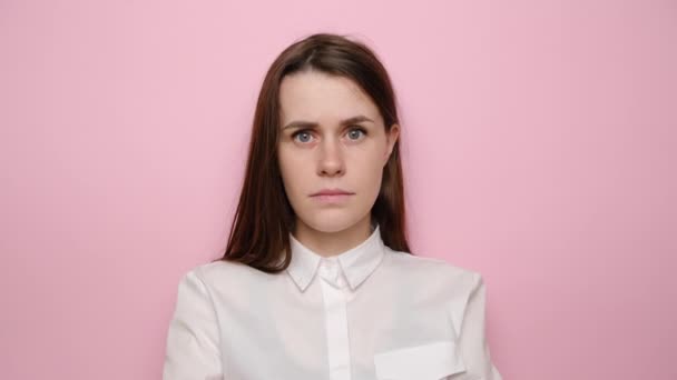 Retrato Mujer Joven Mirando Puntos Cámara Agitando Las Manos Quieren — Vídeos de Stock