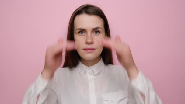 Şok Olmuş Genç Bir Kadının Portresi Elleri Alnında Beyaz Gömlek — Stok video