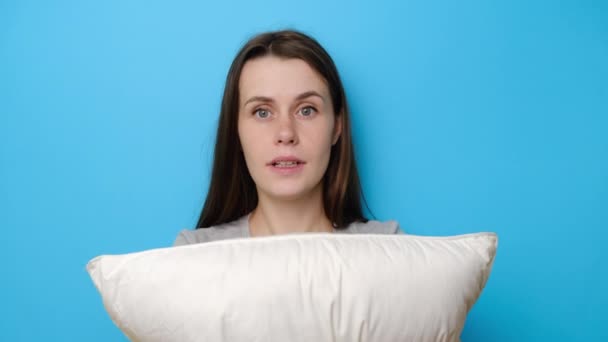 Portret Oszołomionej Młodej Białej Kobiety Trzyma Białą Poduszkę Mocno Zaskoczony — Wideo stockowe