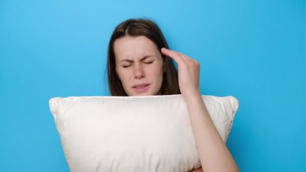 Unzufriedene Junge Frau Hat Ein Düsteres Gesicht Trägt Weißes Kopfkissen — Stockvideo