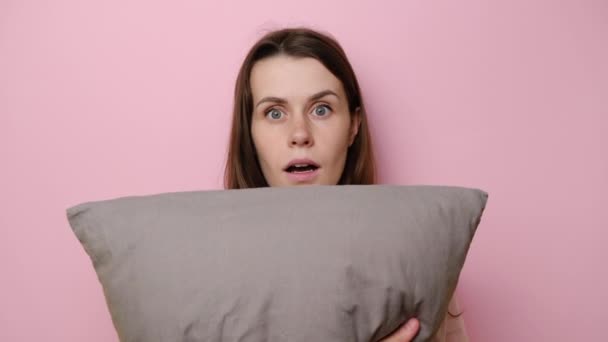 Portret Van Bange Jonge Vrouw Geïsoleerd Roze Studio Achtergrond Kijk — Stockvideo