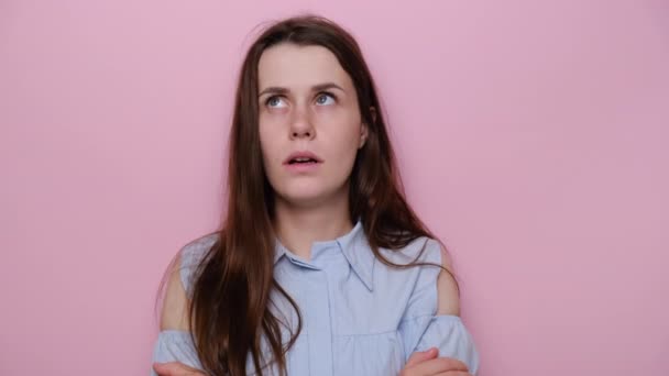 Malheureuse Jeune Femme Bouleversée Garde Les Mains Croisées Sur Poitrine — Video