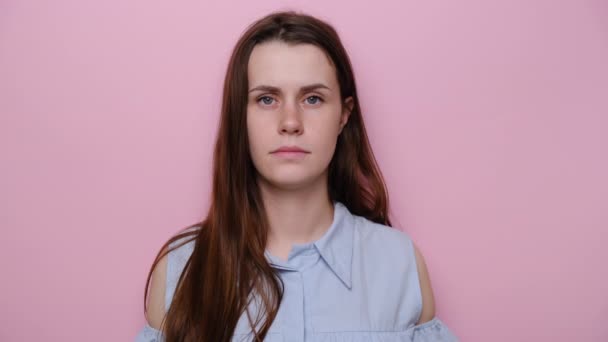 Zblízka Portrét Vážně Frustrované Mladé Bělošky Přestane Někoho Poslouchat Odejde — Stock video