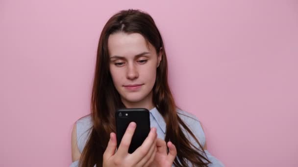 Jovem Feliz Segurando Smartphone Usando Aplicativos Móveis Line Sorrindo Morena — Vídeo de Stock