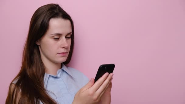 Retrato Menina Triste Recebendo Más Notícias Smartphone Vestido Com Camisa — Vídeo de Stock