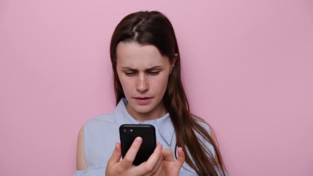 Spiacente Stressato Giovane Donna Digitando Messaggi Sul Suo Cellulare Vestito — Video Stock