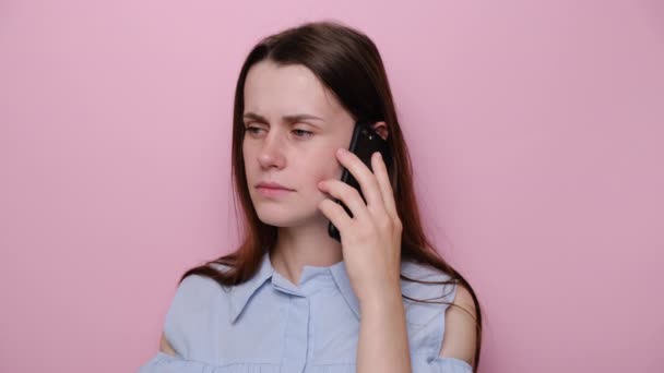 Close Portret Van Boze Jonge Blanke Vrouw Praten Smartphone Gekleed — Stockvideo