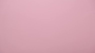 Fotokopi alanını gösteren kadın parmağını kapat. Pembe stüdyo arka planında izole edilmiş. Reklam için fotokopi alanı var. Reklam alanı, maket. El hareketi.