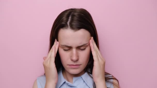 Close Retrato Mulher Jovem Estressada Sentir Dor Tendo Terrível Forte — Vídeo de Stock