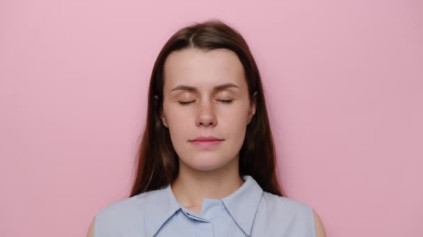 Retrato Mujer Joven Positiva Con Expresión Alegre Vestido Con Camisa — Vídeo de stock