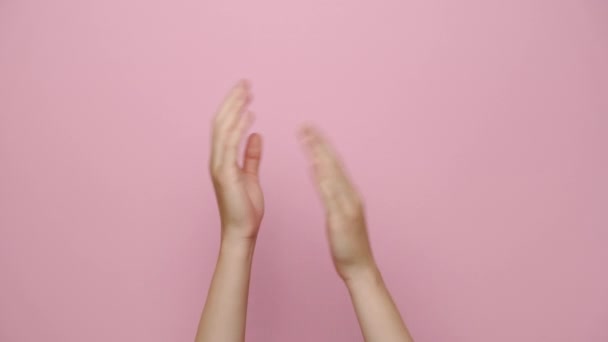 Primo Piano Applausi Applausi Applausi Mani Femminili Isolato Sfondo Rosa — Video Stock