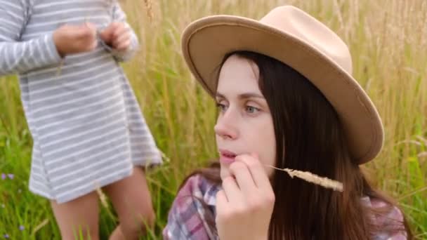 Primer Plano Alegre Cariñosa Niña Pequeña Besos Mejilla Mamá Feliz — Vídeos de Stock