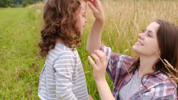 Турботлива Усмішка Молодої Матері Милою Маленькою Дівчинкою Яка Розслабляється Природі — стокове відео