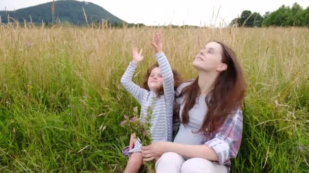 Wesoły Cute Sympatyczny Dziewczynka Matka Siedzi Trawie Parku Letnim Urocze — Wideo stockowe