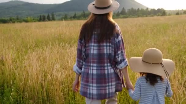 Madre Joven Cariñosa Sombrero Mano Las Hijas Preescolares Paseos Parque — Vídeos de Stock