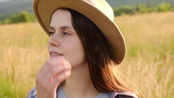 Kapalı Portre Şapkalı Çekici Esmer Kadın Kırsal Alandaki Çayırlar Arasında — Stok video
