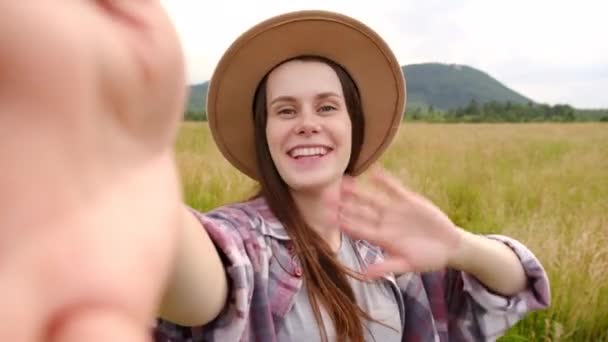 Chica Joven Feliz Sombrero Pie Entre Prado Haciendo Selfie Videollamada — Vídeos de Stock