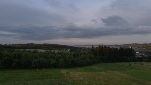 Flygfoto Över Landskapet Solnedgången Molnigt Väder Landsbygd Med Små Byggnader — Stockvideo