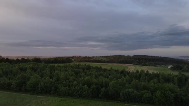 在多云的天气里 风景如画的乡村美景 在落日的余晖中 山谷中的林木生长在群山之中 环境概念 — 图库视频影像