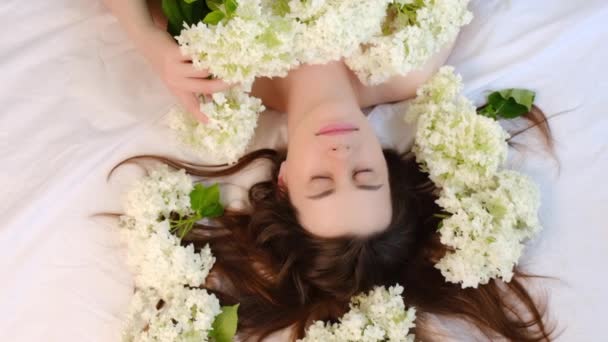 Красивий Портрет Сексуальної Брюнетки Лежить Білому Ліжку Біля Маленьких Літніх — стокове відео