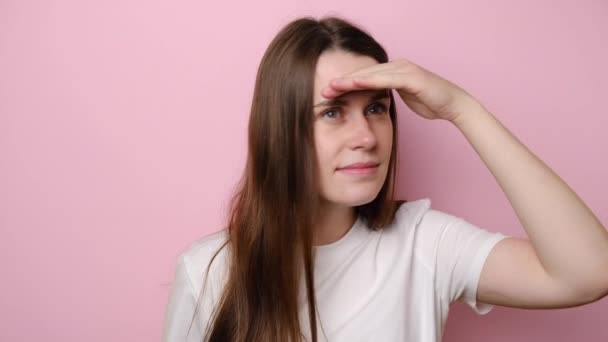 Mujer Morena Atenta Aislada Fondo Del Estudio Rosa Mirando Cuidadosamente — Vídeos de Stock