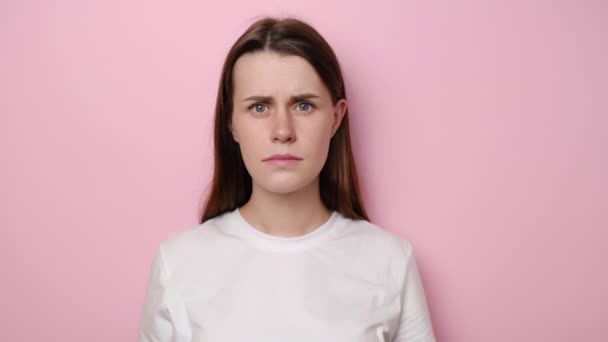 Jeune Femme Fâchée Pointant Vers Caméra Montrant Geste Stupide Blâmant — Video