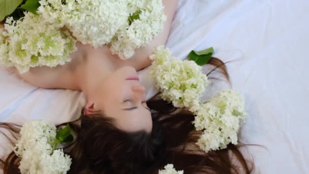 그녀의 주변의 근처의 침대에 머리를 아름다운 여성의 사진을 가까이 것이다 — 비디오