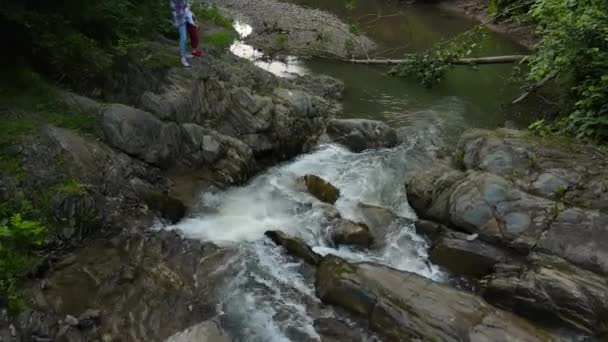 Imagens Inspiradoras Drones Mãe Jovem Filha Junto Cachoeira Rio Meio — Vídeo de Stock